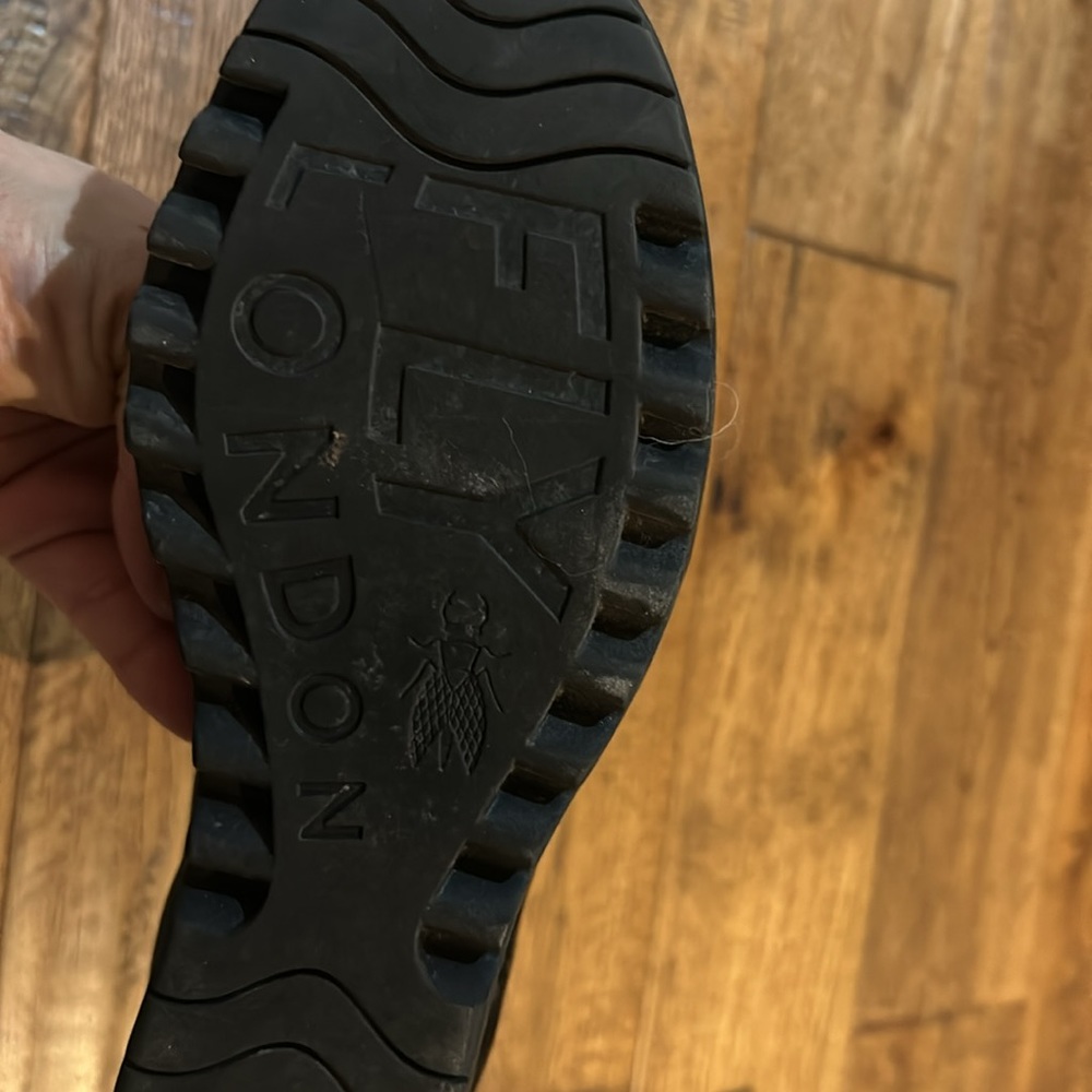 Fly London size 7. Black and taupe. Great condition only worn a few times. - Picture 5 of 8